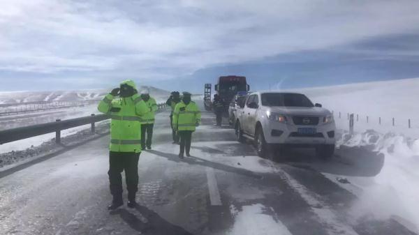 如同科幻大片！玛多境内高速公路积雪最深处达8米 汽车艰难通行