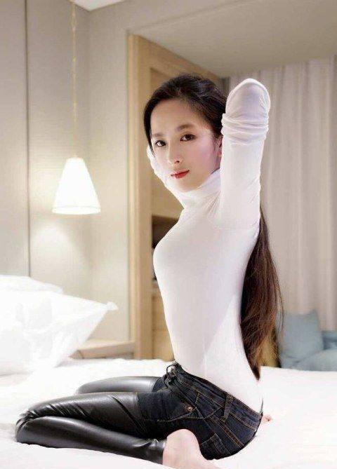 轻松秀出女人的妩媚与高贵，皮裤足以满足时尚要求！