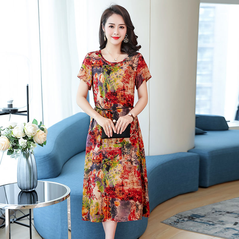 天呐，55岁妈妈真敢穿!棉绸薄裙+高跟鞋，三亚旅游，美胜风景