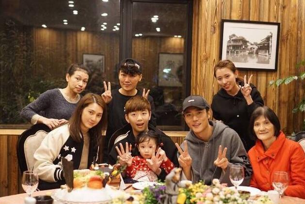 前经纪人称张丹峰现任经纪人是女版宋喆，工作室发声明严惩造谣者