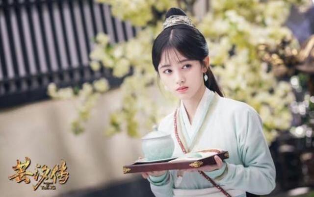 鞠婧祎为凹造型真是拼了，紧身上衣配紧身裤，当众扯衣服好尴尬