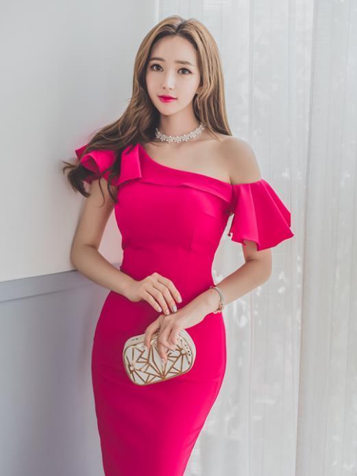 连衣裙|李妍静,一件玫红色的斜肩连衣裙