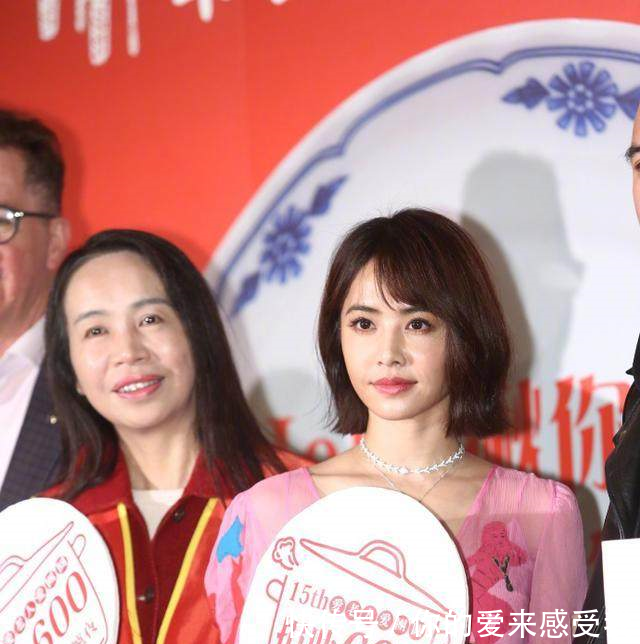 蔡依林粉色长裙出席活动，撞衫刘心悠惨败，深V秀性感都没用！