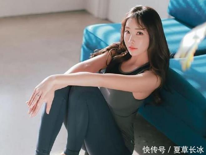 『勾勒』街拍紧身打底裤美女,魅力十足,勾勒出完美的身材曲线