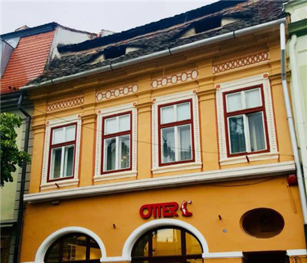 世界最诡异的小镇,房屋上面都长着“眼睛”,游客:晚上不敢出门