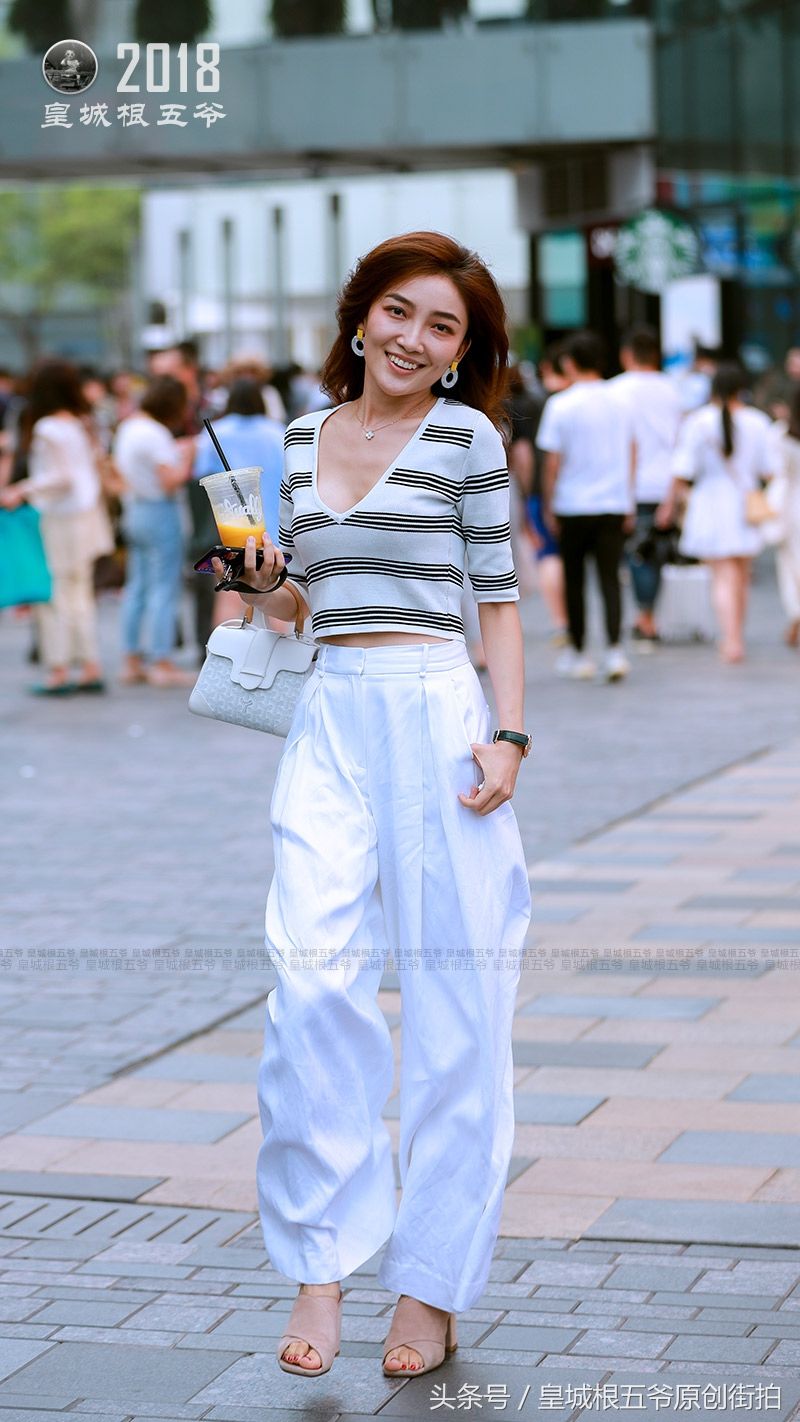 街拍:炎热的夏天女人穿衣就是应该多姿多彩的