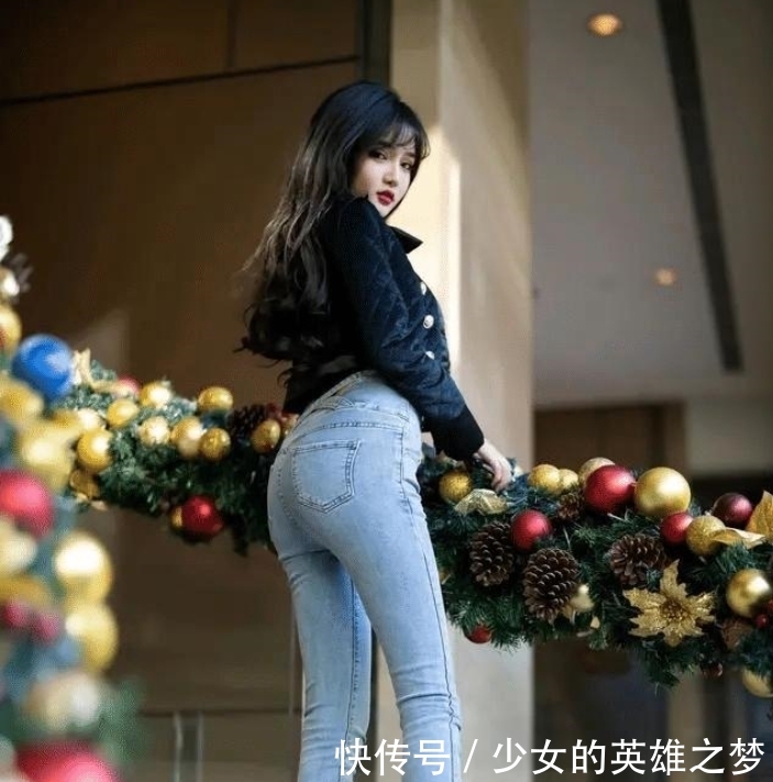 辣妈@紧身牛仔裤秀出完美身材，网友：太“辣”了！，街上偶遇时尚辣妈