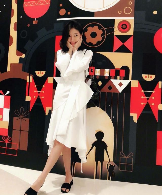 邓家佳的时尚真难懂，硬在裙子下面加布!网友:真想给你扯下来!