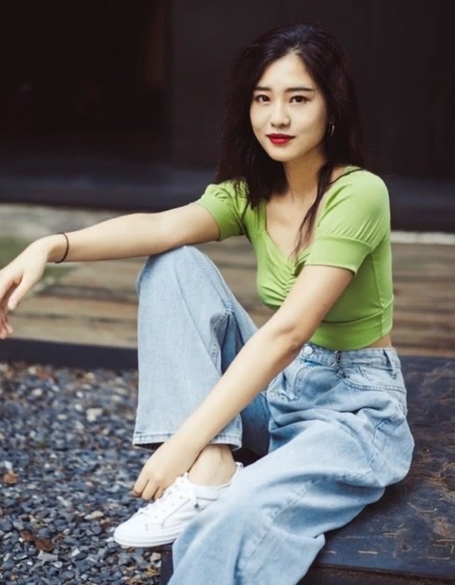 『轻松』妹子这是被上帝吻了多少次?穿瑜伽裤都显轻松,我做梦都没有!