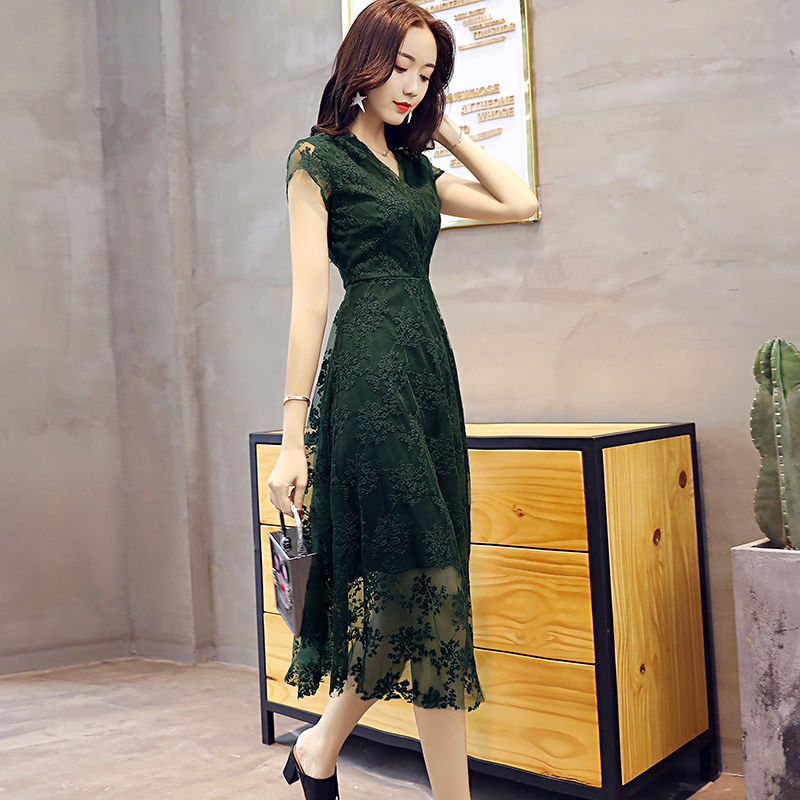 蕾丝裙、鱼嘴高跟,32岁的老婆这样穿,风情万种,女人味忒撩人