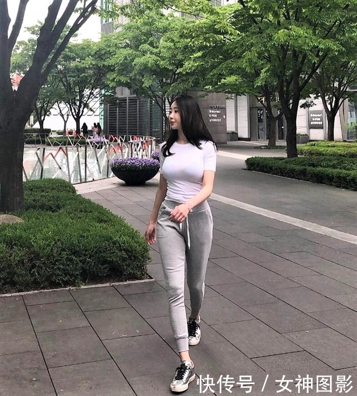 紧身衣、包臀裙、牛仔裤，身材好的小姐姐，穿什么都好看！