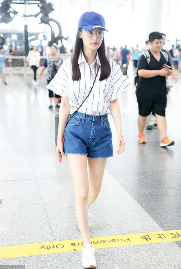 当林允儿和李沁同穿牛仔短裤，终于明白腿长和腿直哪个更重要了！