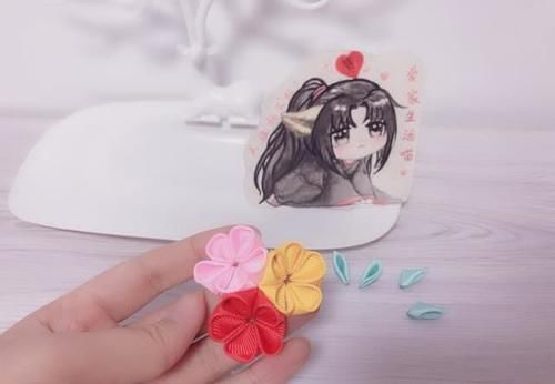  「三角形」春暖花开了，来做花吧？三色小花朵做胸针好不好看啊？