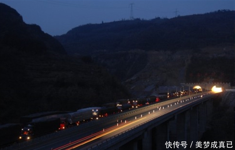  【高速】为什么高速公路上没有装路灯？老司机：可以，但没必要