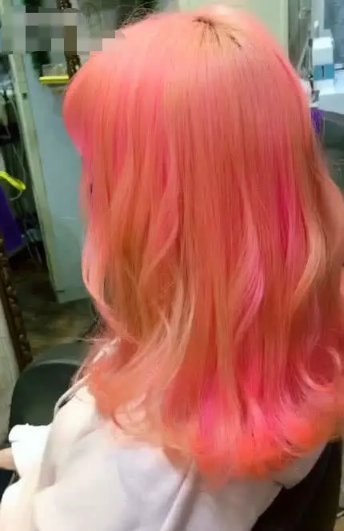 土气女孩去染了个超级骚气的粉色头发扎心了 网友:正面无敌