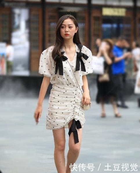  『蝴蝶结』斑点裙美女出街，这蝴蝶结是装饰吗