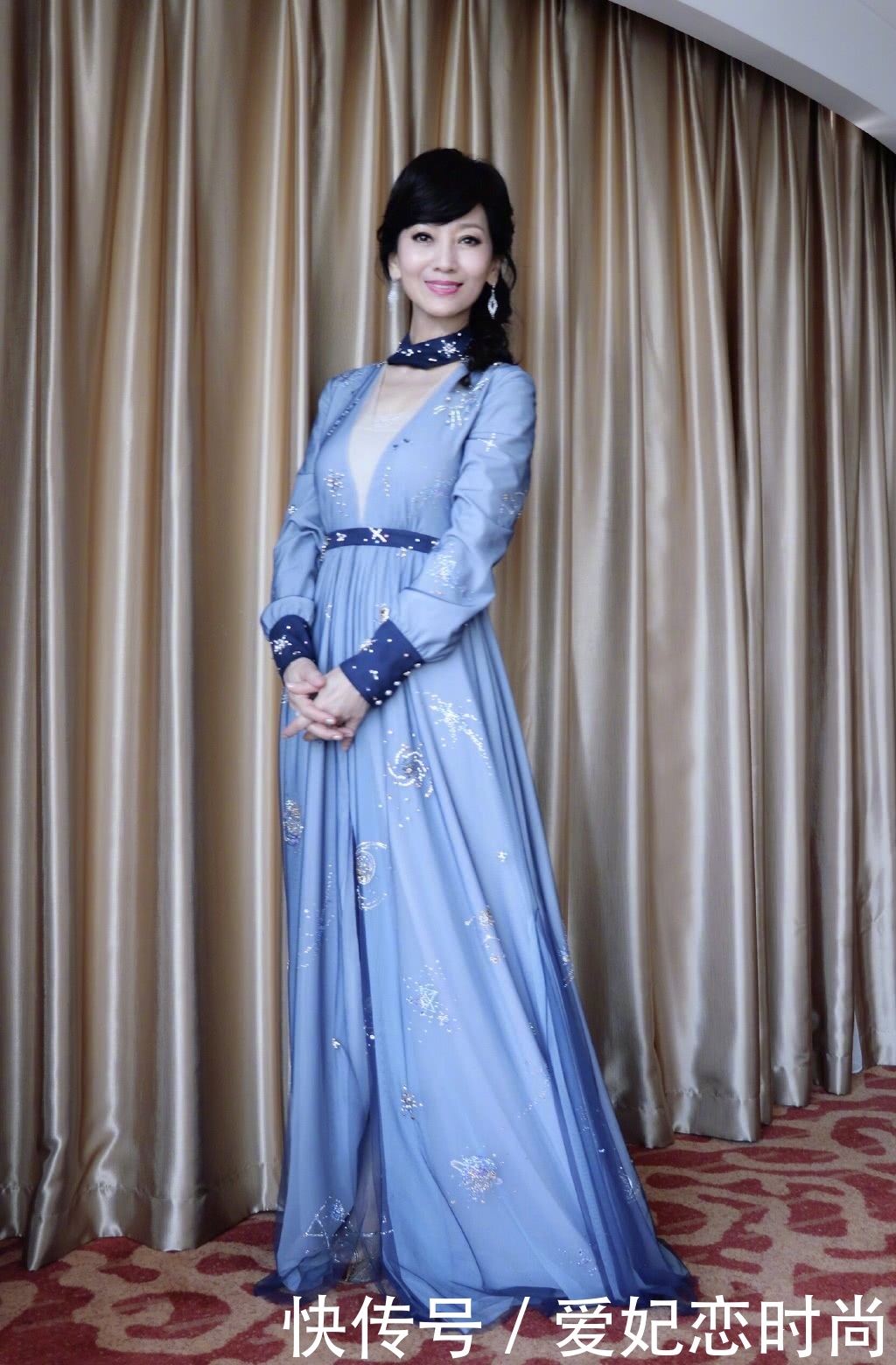 赵雅芝又惊艳了！64岁穿超短裤嫩成20岁，网友：这腿我服了！