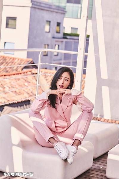 27岁张天爱与30岁刘亦菲，同穿粉色西装，竟一个总裁一个助理