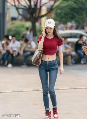 街拍, 轻熟范儿的牛仔裤小姐姐, 娇柔身材, 绽放女性魅力