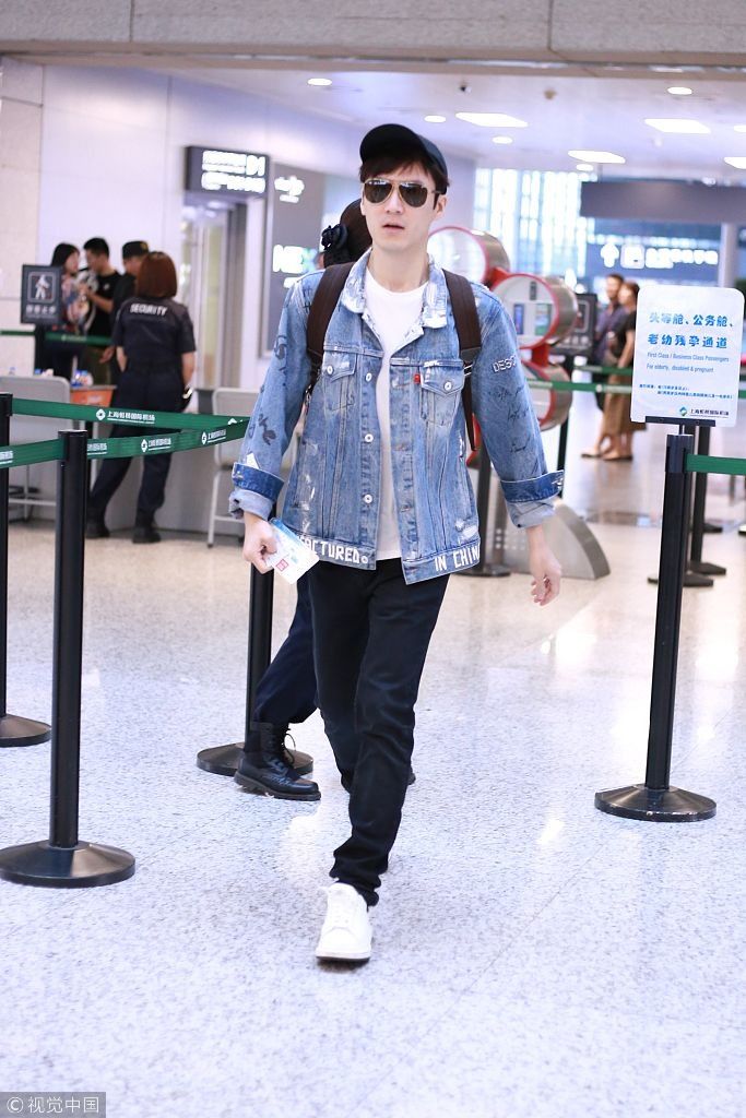 茅子俊一路飞奔赶飞机气喘吁吁  牛仔外套配长裤经典帅气