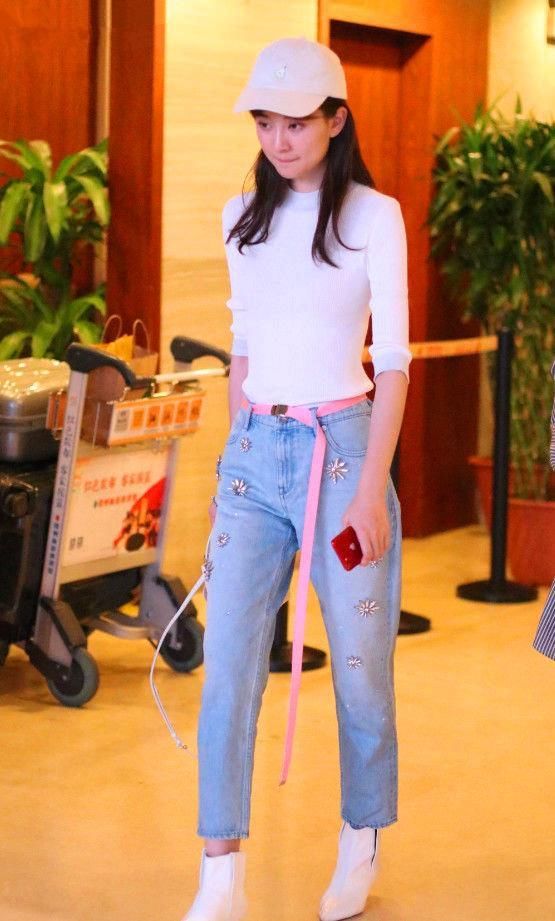 街拍:图1乔欣的腰是有多细?皮带都快露到脚裸了!图2胯真宽!