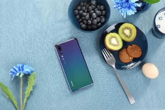 赶在四大时装周之前，华为P20极光色引领色彩新潮流