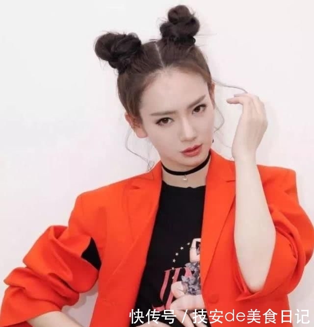 『高丸子』这个时候丸子头成了女孩们的首选 轻松搞定的慵懒发型