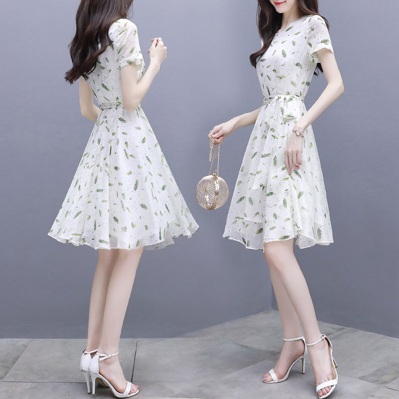 三伏天流行一种“冷淡风”，高雅又显年轻，上身女神范十足