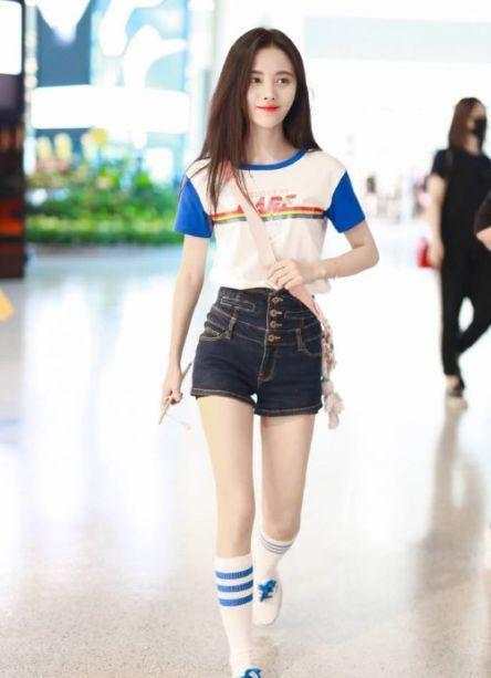 鞠婧祎短裤穿这么高, 勒得安全裤都挤出来了, 网友: 不尴尬吗?