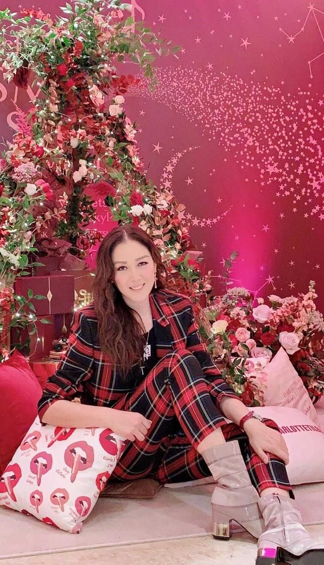 『身穿』琦琦身材高挑不愧是超模,身穿黑色套装干练潇洒,大长腿抢眼抢镜
