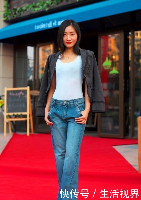 【美女】美女街拍身材高挑的小姐姐,穿搭紧身裤,轻松走在时尚前沿