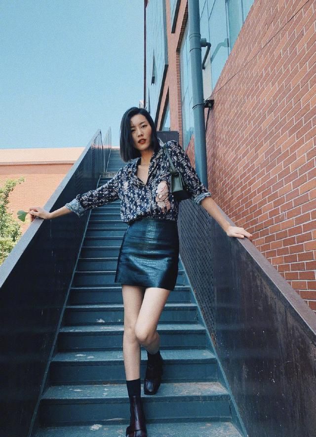  『女人』真正会穿的女人，穿裙子很少配高跟鞋，看刘雯的穿搭就知道了！