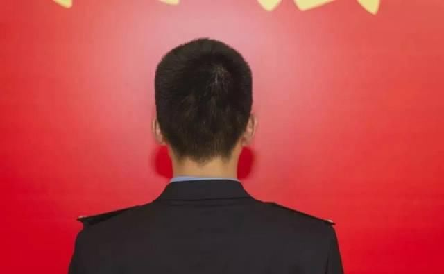  人民警察@藏蓝的警服，干练的头发......