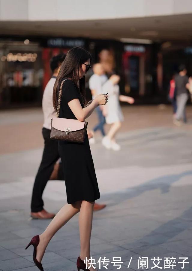  【美女】美女轻薄的长袖上衣搭配牛仔短裤搭配一双高跟凉拖，非常有魅力