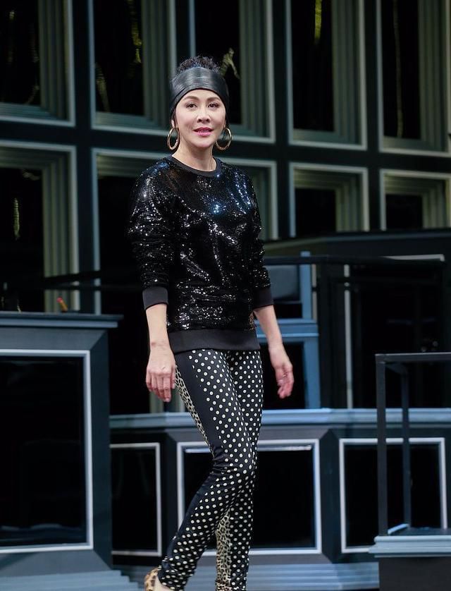 刘嘉玲真大胆，打底裤穿成了紧身裤，网友：难怪梁朝伟这么爱她