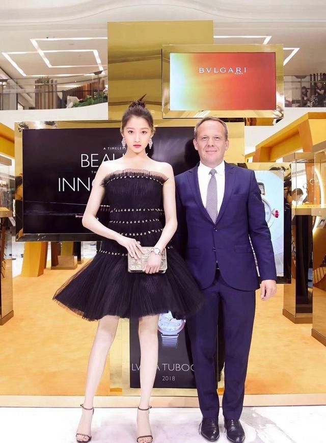 当关晓彤与热巴同穿黑色抹胸裙,网友:这是小公主与女王的差距!