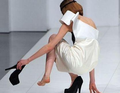 鞋店服务员透露: 穿“恨天高”有3个“缺点”! 听完后, 再也不想