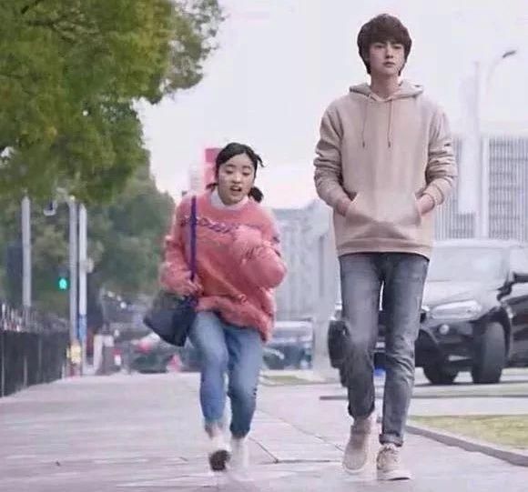 沈月《流星花园》造型被吐槽，穿搭土气又显矮，剧外却判若两人