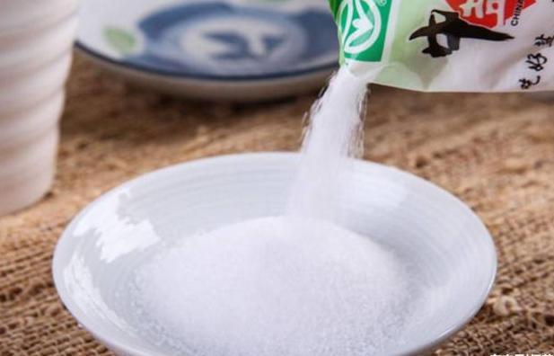 8旬奶奶告诉姐姐的祛斑秘方:食盐加它,半月祛斑,脸蛋光白水嫩