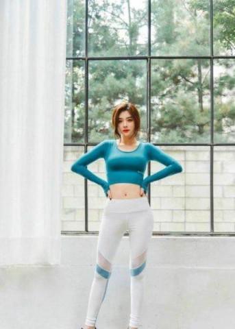 打底裤美女自带时尚范，走起路来特别袭人！