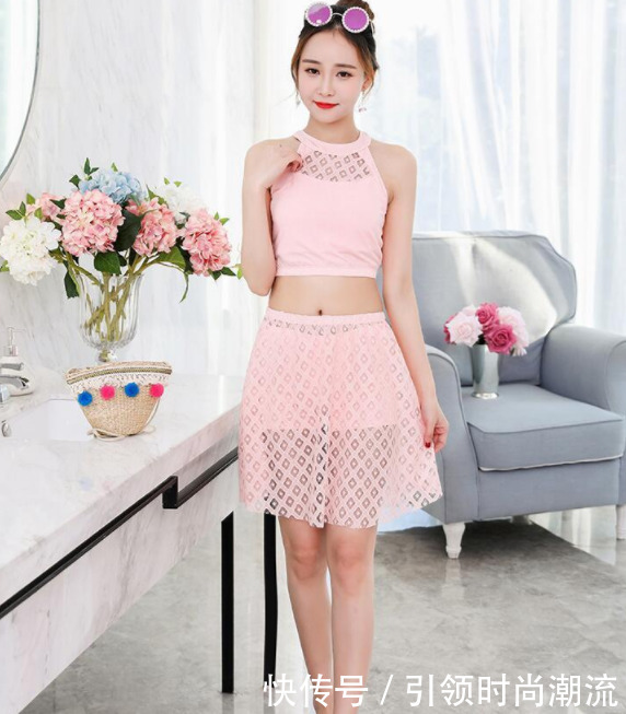 身材匀称的比基尼泳衣美女,自带优雅的属性,凸显精致女性魅力!