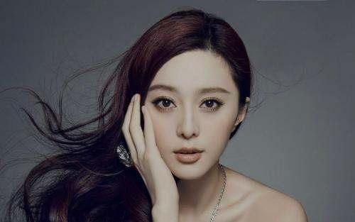 墙倒众人推，范冰冰想以怀孕逃脱处罚，却遭到港媒与名导爆料！