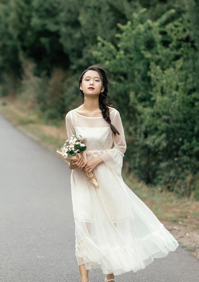 白色蕾丝连衣裙：温婉端庄突显气质，上身落落大方，别有风味！