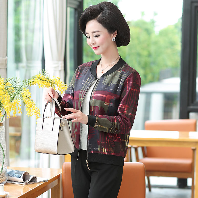 40岁的女人，这些外套随便挑件穿，瞬间年轻不止10岁