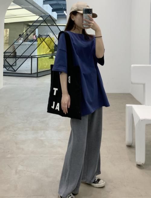  『试试』建议微胖女生：别再穿牛仔裤了，试试网红“校服裤”，无敌显腿瘦
