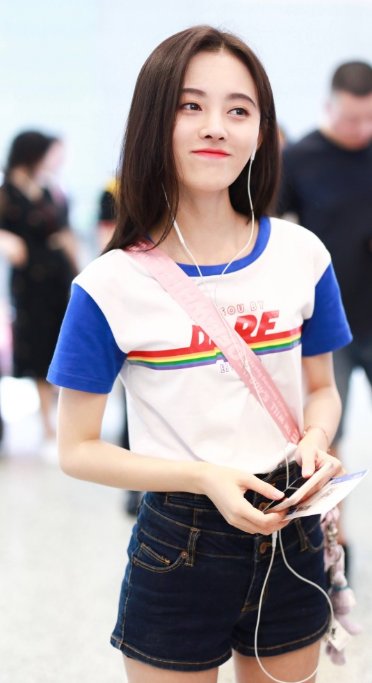 鞠婧祎:举手投足间俏皮动人,女人味十足