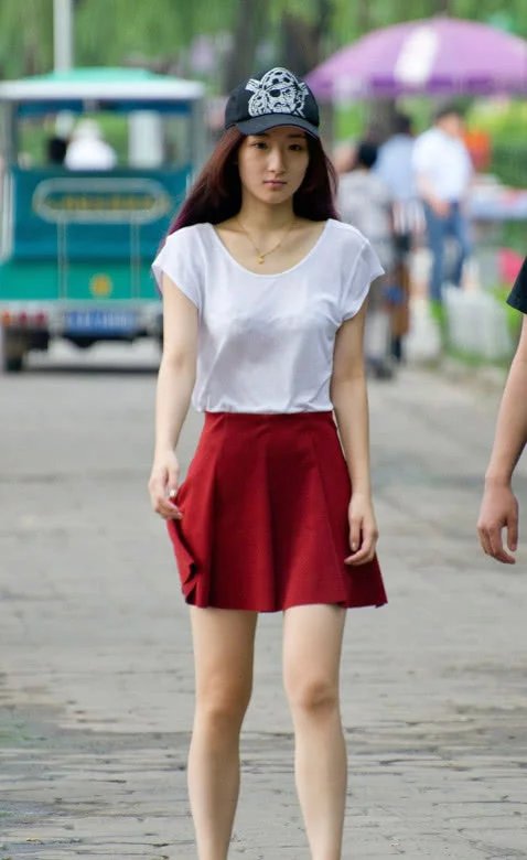 甜美小姐姐清爽靓丽的穿搭，大秀前凸后翘的身材，修长美腿吸睛无