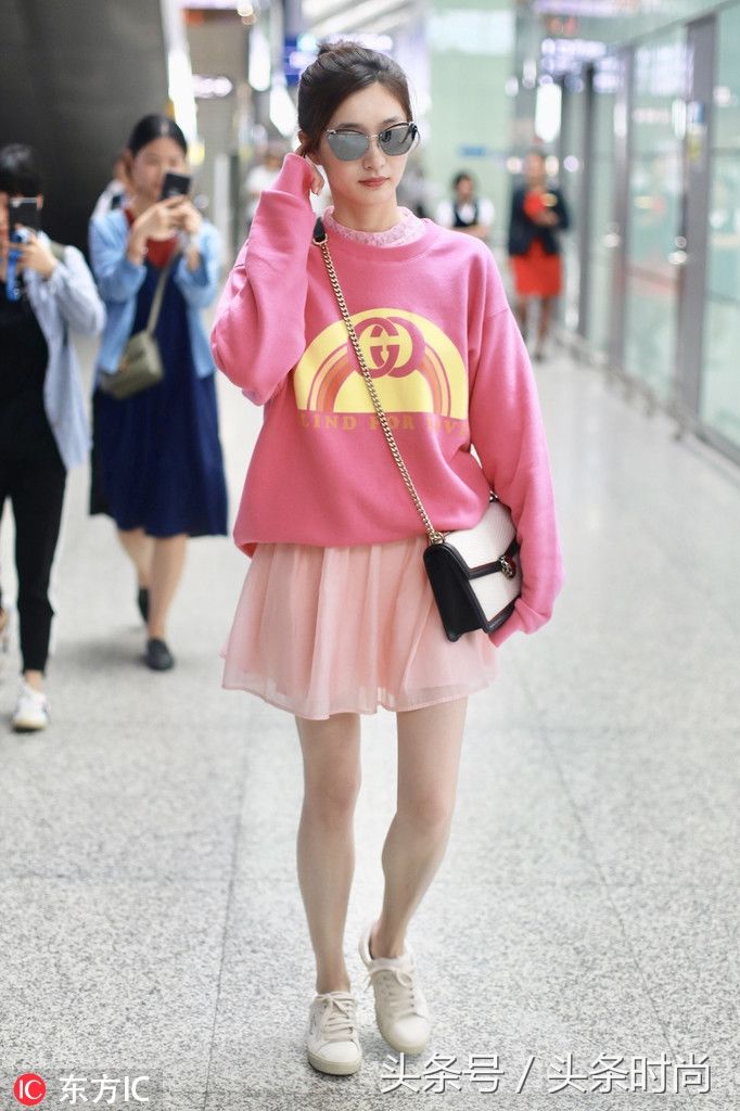 秋天是卫衣星人的天下 看女神江疏影如何花样穿卫衣