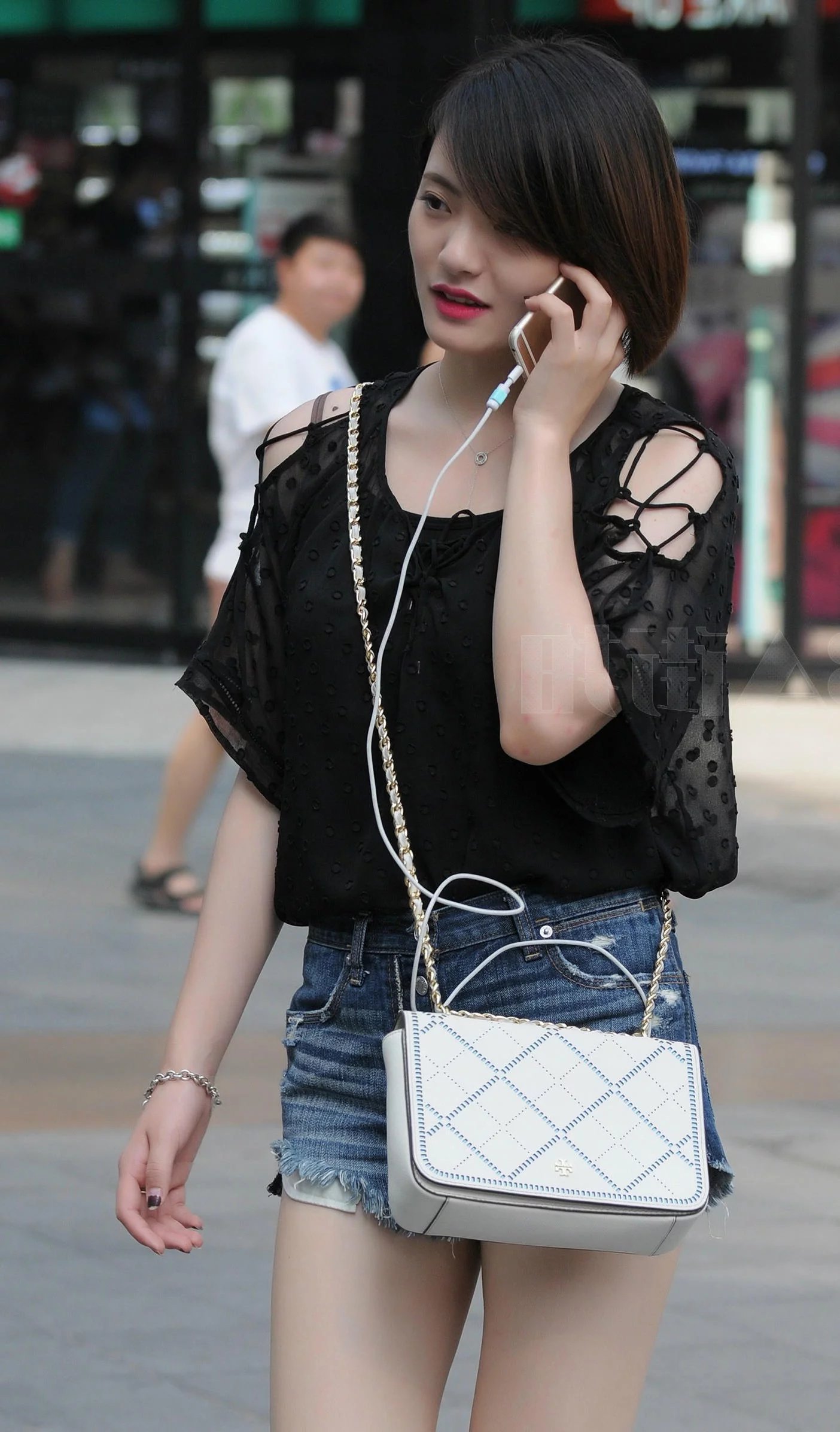 清纯甜美的小女神，走起路来居然是大步流星，真是浪费一双筷子腿