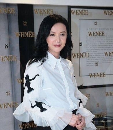 情敌:她是刘嘉玲的情敌,梁朝伟的初恋,与富商离婚单身至今
